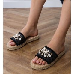 Czarne klapki espadryle plecione z muszelkami. Czarne espadryle bez wzorów, z tkaniny, casualowe, z okrągłym noskiem, bez obcasa, na platformie. Za 86.24 zł.