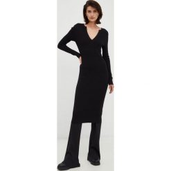 Calvin Klein sukienka z domieszką wełny kolor czarny mini dopasowana. Czarne sukienki Calvin Klein, l, bez wzorów, z dzianiny, bez kołnierzyka, bez ramiączek, maxi, dopasowane. W wyprzedaży za 529.99 zł.