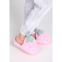 Różowe Kapcie Memorable. Kapcie marki Cropp. Za 49.99 zł.