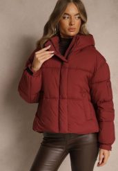 Bordowa Kurtka Puffer z Pikowaniem Kapturem i Kieszonką przy Rękawie Galeida. Czerwone kurtki Renee, xl, bez wzorów, z jeansu. Za 179.99 zł.