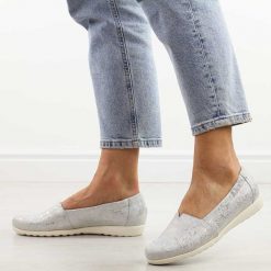 Polskie półbuty damskie Dolce Pietro 2107. Białe półbuty wsuwane Dolce Pietro, na lato, bez wzorów, z jeansu, eleganckie, z okrągłym noskiem, bez obcasa. Za 199.00 zł.