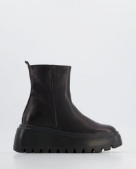 OCIEPLANE BOTKI 11213 BLACK. Czarne botki Venezia, bez wzorów, ze skóry, bez obcasa, bez zapięcia. Za 369.00 zł.