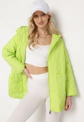 Zielona Kurtka Oversize z Kapturem z Ozdobnym Pikowaniem i Rozcięciem Klimella. Zielone kurtki Born2be, l, bez wzorów, eleganckie, z kapturem. W wyprzedaży za 223.99 zł.