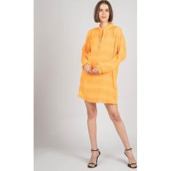 Patrizia Pepe Sukienka. Żółte sukienki Patrizia Pepe, bez wzorów, z tkaniny, bez kołnierzyka, bez ramiączek, mini. Za 479.00 zł.