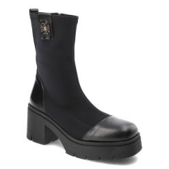 Czarne Botki Armodo Eleganckie Obuwie Damskie. Czarne botki Armodo, z aplikacjami, ze skóry, eleganckie, bez obcasa, bez zapięcia. Za 509.00 zł.
