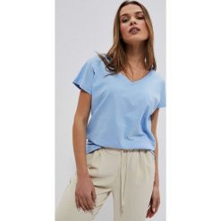 Bawełniana bluzka basic. Niebieskie bluzki MOODO, l, bez wzorów, z bawełny, bez kołnierzyka, bez ramiączek. Za 26.99 zł.