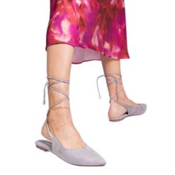 Szare czółenka na płaskim obcasie wiązane na kostce. Szare czółenka bez wzorów, ze skóry ekologicznej, eleganckie, ze szpiczastym noskiem, bez obcasa, na obcasie, bez zapięcia. Za 73.74 zł.