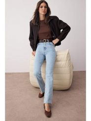 Trendyol Dżinsy - Straight fit - w kolorze błękitnym rozmiar: 38. Niebieskie jeansy Trendyol, bez wzorów, klasyczne, z podwyższonym stanem. Za 139.95 zł.