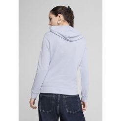 Damska bluza z kapturem z logo No.1 ESS PUMA Cool Weather Blue. Niebieskie bluzy Puma, s, bez wzorów, sportowe, bez ramiączek, z kapturem. W wyprzedaży za 139.00 zł.
