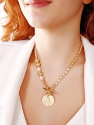 Atelier MIU Pozłacany naszyjnik z elementem ozdobnym - dł. 45 cm rozmiar: onesize. Białe naszyjniki atelier MIU, z materiału, z perłą, pozłacane. Za 54.95 zł.