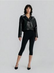 Bawełniane legginsy capri - czarny. Czarne legginsy Sinsay, bez wzorów, z bawełny. Za 19.99 zł.