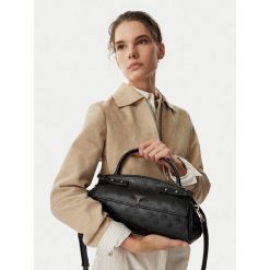 Torebka Guess. Czarne torebki klasyczne Guess, z aplikacjami, klasyczne, bez dodatków. Za 584.99 zł.