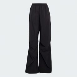 Płócienne spodnie City Tech Parachute. Czarne spodnie dresowe adidas, bez wzorów, długie, climacool (adidas). Za 259.00 zł.