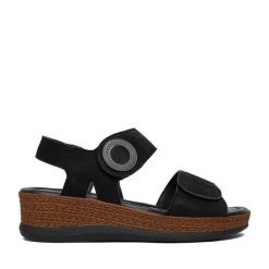 Sandały Go Soft. Czarne sandały GO SOFT, bez wzorów, bez obcasa, na koturnie, bez zapięcia. Za 169.99 zł.