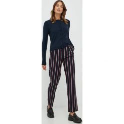 Sisley kardigan damski kolor granatowy lekki. Niebieskie swetry Sisley, l, bez wzorów, bez ramiączek. W wyprzedaży za 209.99 zł.