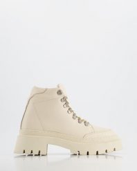 SKÓRZANE BOTKI DAMSKIE 756401 BEIGE. Brązowe botki Venezia, bez wzorów, ze skóry, bez obcasa, bez zapięcia. Za 249.00 zł.