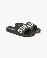 Superdry Core Pool Sliders - Klapki czarno-białe z miękkim paskiem. Czarne klapki Superdry, bez wzorów, z poliesteru, bez obcasa, bez zapięcia. Za 197.85 zł.