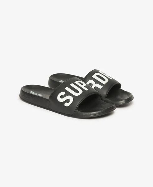 Superdry Core Pool Sliders - Klapki czarno-białe z miękkim paskiem. Czarne klapki Superdry, bez wzorów, z poliesteru, bez obcasa, bez zapięcia. Za 189.45 zł.
