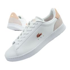 Buty sportowe trampki damskie Lacoste Carnaby. Białe buty sportowe lifestyle Lacoste, bez wzorów, sportowe, bez zapięcia. Za 419.00 zł.