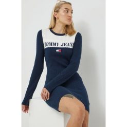 Tommy Jeans sukienka kolor granatowy mini dopasowana. Niebieskie sukienki Tommy Jeans, l, bez wzorów, z jeansu, bez kołnierzyka, bez ramiączek, mini, dopasowane. W wyprzedaży za 419.99 zł.
