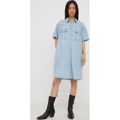 Levi's sukienka jeansowa mini oversize. Niebieskie sukienki Levi's, l, bez wzorów, z jeansu, bez kołnierzyka, bez ramiączek, mini, oversize. Za 449.99 zł.