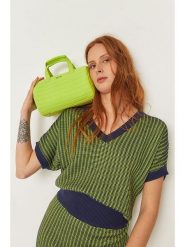 SKFK Torebka "Beuda" w kolorze jasnozielonym rozmiar: onesize. Zielone torebki klasyczne SKFK, bez wzorów, z materiału, przez ramię, pikowane, bez dodatków. Za 208.99 zł.