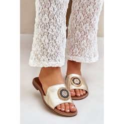 Lewski Shoes Skórzane Klapki Z Ozdobą Na Płaskim Obcasie Lewski złote złoty. Żółte klapki z aplikacjami, ze skóry, casualowe, bez obcasa, na płaskiej podeszwie, bez zapięcia. Za 432.39 zł.