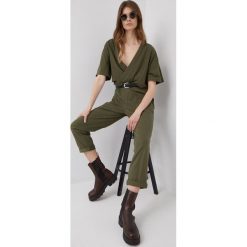 G-Star Raw kombinezon bawełniany kolor zielony bawełniany z dekoltem w szpic. Zielone kombinezony G-Star Raw, l, bez wzorów, z bawełny, retro, bez kołnierzyka, bez ramiączek, krótkie. Za 419.99 zł.