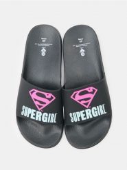 Klapki Supergirl - czarny. Czarne klapki Sinsay, bez wzorów, bez obcasa, bez zapięcia. Za 29.99 zł.
