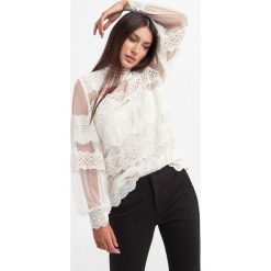 Bluzka TWINSET. Białe bluzki Twinset Milano, w ażurowe wzory, z koronki, bez kołnierzyka, bez ramiączek. Za 1,029.00 zł.