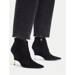 Botki GINO ROSSI. Czarne botki Gino Rossi, bez wzorów, bez obcasa, na szpilce, bez zapięcia. Za 599.99 zł.
