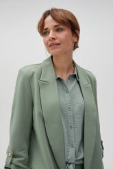 Marynarka z podwijanymi rękawami oliwkowa. Zielone marynarki i żakiety MOODO, l, bez wzorów, z elastanu, bez ramiączek. Za 179.99 zł.