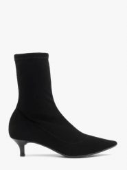 Czarne botki skarpetowe na niskim obcasie. Czarne botki Ryłko, bez wzorów, z nubiku, bez obcasa, na obcasie, bez zapięcia. Za 379.99 zł.