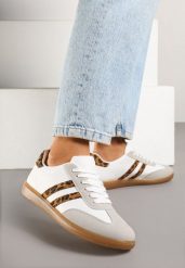 Biało-Panterkowe Sneakersy Typu Kultowe Tenisówki Zdobione Przeszyciami Remiana. Białe trampki Renee, z aplikacjami, z jeansu, eleganckie, bez zapięcia. W wyprzedaży za 63.99 zł.