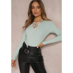 Jasnoniebieski Sweter z Wycięciami i Cyrkoniami Theodion. Niebieskie swetry Renee, l, bez wzorów, z dzianiny, casualowe, bez ramiączek. W wyprzedaży za 63.99 zł.