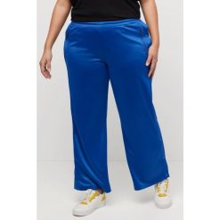 Damskie Spodnie joggingowe guziki szerokie nogawki materiał z recyklingu. Niebieskie spodnie dresowe Ulla Popken, bez wzorów, z materiału, długie. Za 294.99 zł.