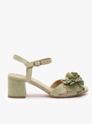 Jasnozielone sandały na obcasie z kwiatem. Zielone sandały Ryłko, bez wzorów, ze skóry, eleganckie, bez obcasa, na obcasie, bez zapięcia. Za 449.99 zł.