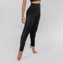 Spodnie do tańca nowoczesnego damskie Starever. Czarne szorty DOMYOS, bez wzorów, z elastanu, sportowe. Za 119.99 zł.