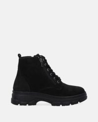 CZARNE BOTKI Z NUBUKU 24065 NAB BLACK. Czarne botki Venezia, bez wzorów, z nubiku, bez obcasa, bez zapięcia. Za 319.00 zł.