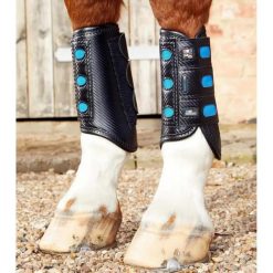 Buty tylne dla koni Premier Equine Super Lite Carbon Tech. Czarne buty treningowe PREMIER, bez wzorów, z elastanu, bez zapięcia, do jazdy konnej. Za 378.00 zł.
