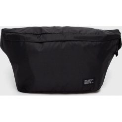 Levi's nerka kolor czarny. Czarne nerki i saszetki Levi's, bez wzorów, z poliesteru, bez dodatków. W wyprzedaży za 139.99 zł.