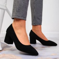 Czółenka na obcasie zamszowe czarne Sergio Leone PB411. Czarne czółenka Sergio Leone, bez wzorów, ze skóry ekologicznej, bez obcasa, na obcasie, bez zapięcia. Za 119.99 zł.