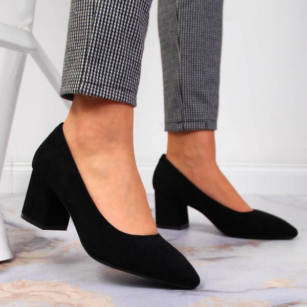 Czółenka na obcasie zamszowe czarne Sergio Leone PB411. Czarne czółenka Sergio Leone, bez wzorów, ze skóry ekologicznej, bez obcasa, na obcasie, bez zapięcia. Za 119.99 zł.