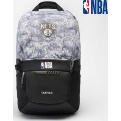 Plecak do koszykówki 25 L Tarmak NBA 500 Brooklyn Nets. Czarne plecaki TARMAK, bez wzorów, bez dodatków. W wyprzedaży za 89.99 zł.
