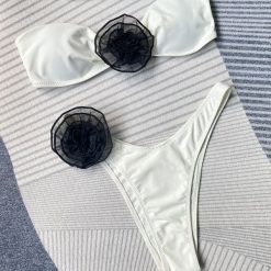 Bikini bez ramiączek z kwiatowym wzorem na lato Corella. Czerwone bikini Intica, bez wzorów, z tkaniny. W wyprzedaży za 159.00 zł.