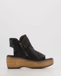 CZARNE SANDAŁY Z CHOLEWKĄ D419 RO-NE BLACK. Czarne sandały Venezia, bez wzorów, ze skóry, bez obcasa, na platformie, bez zapięcia. Za 479.00 zł.