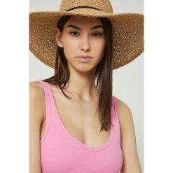 Medicine top damski kolor różowy. Czerwone topy MEDICINE, l, bez wzorów, z materiału, bez kołnierzyka, bez ramiączek. Za 39.90 zł.