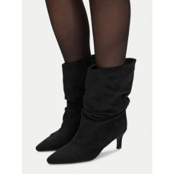 Botki DeeZee. Czarne botki DeeZee, bez wzorów, bez obcasa, na słupku, bez zapięcia. Za 199.99 zł.