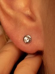 L instant d Or Złote kolczyki-wkrętki "Precious" z cyrkoniami rozmiar: onesize. Szare kolczyki L instant d Or, z cyrkonią, złote. Za 383.80 zł.