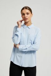 Wiskozowa koszula z kieszeniami blękitna. Niebieskie koszule MOODO, l, bez wzorów, z wiskozy, bez kołnierzyka, bez ramiączek. W wyprzedaży za 54.99 zł.